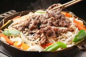 ラム肉とジンギスカンの違いを徹底解説!食材や調理法の特徴とは?