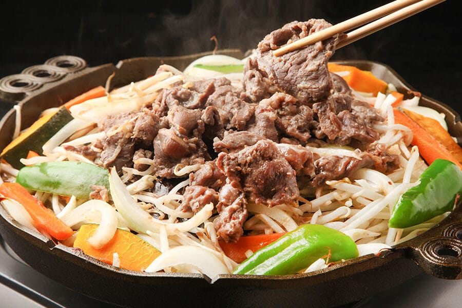 ラム肉とジンギスカンの違いを徹底解説!食材や調理法の特徴とは?