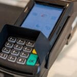 「クレジットとデビットの違いを徹底解説！あなたに合ったカード選びのポイントとは？」