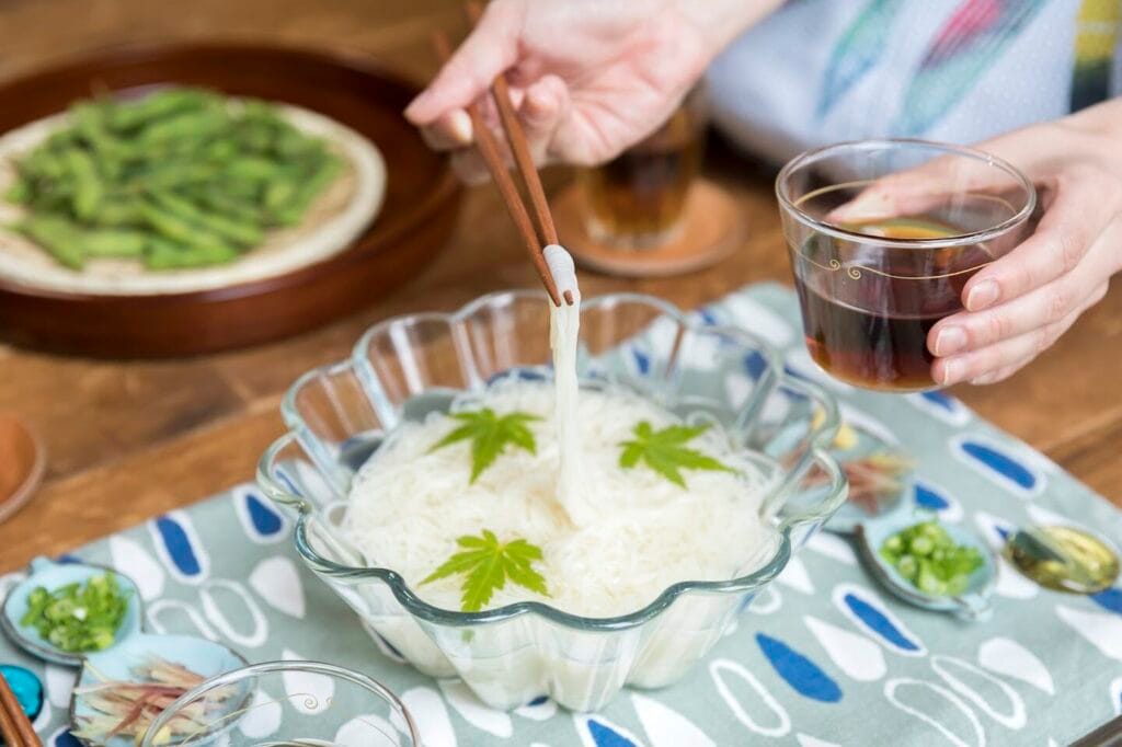 うどんとそうめんの違いを徹底解説!食感や調理法の魅力とは?