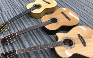 アコギとクラシックギターの違いを徹底解説！音色や使い方のポイント