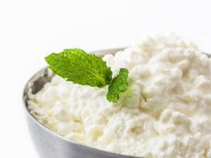 カッテージチーズとクリームチーズの違いとは?味や用途を徹底解説!
