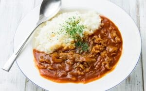 ハヤシライスとカレーの違いとは?味や食材の特徴を徹底解説!