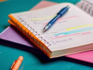 レポート用紙とルーズリーフの違いを徹底解説！それぞれの特徴と使い方